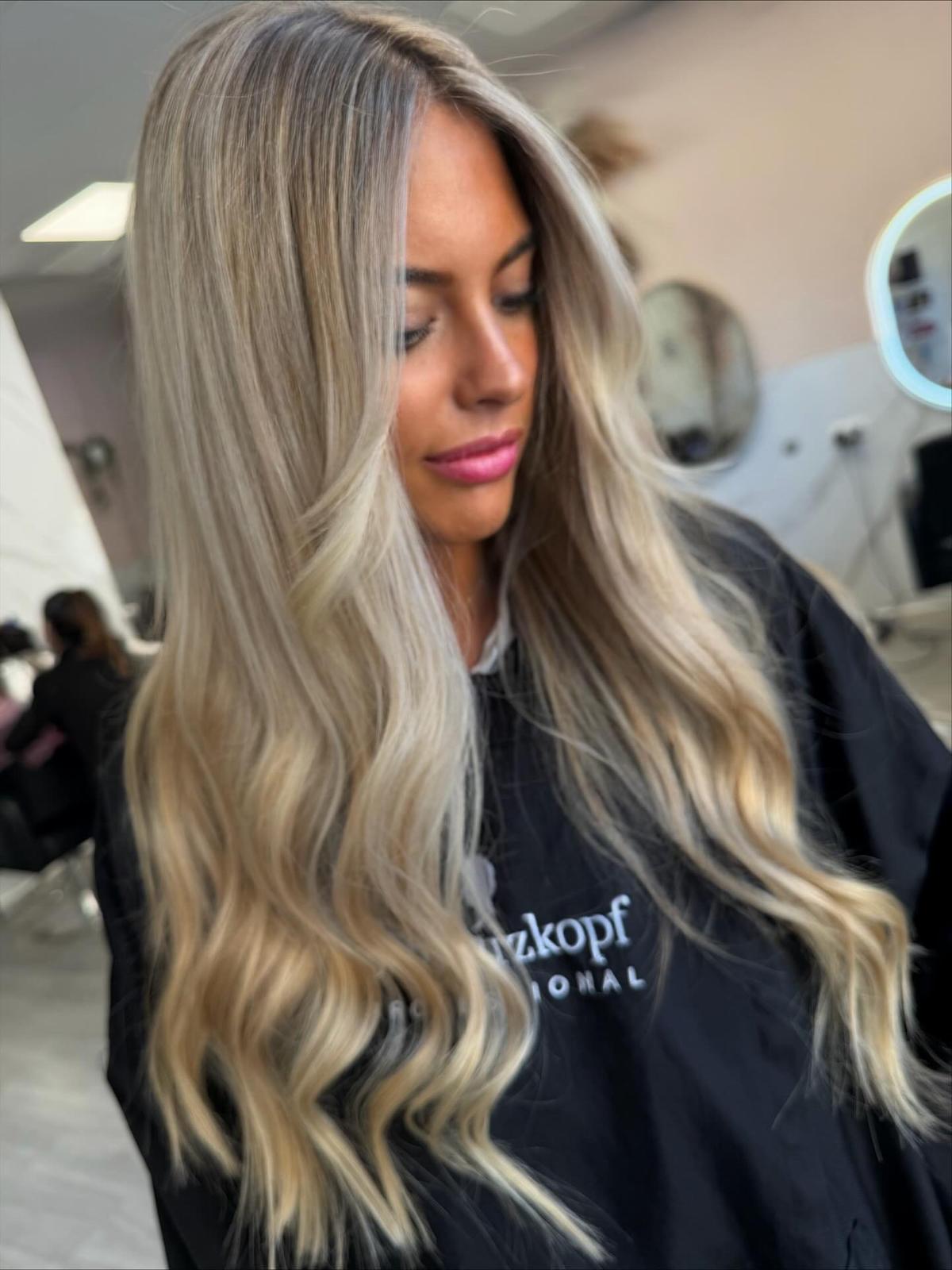 Color y matiz rubio frío con ondas realizado en Laura Garro Estilistas, Parla