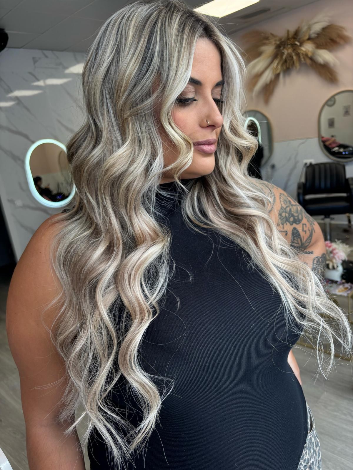 Melena rubia larga con ondas realizada en Laura Garro Estilistas, Parla