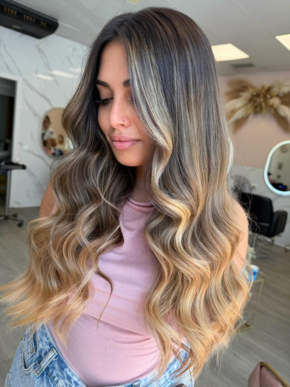 Melena con balayage rubio y ondas realizada en Laura Garro Estilistas, Parla